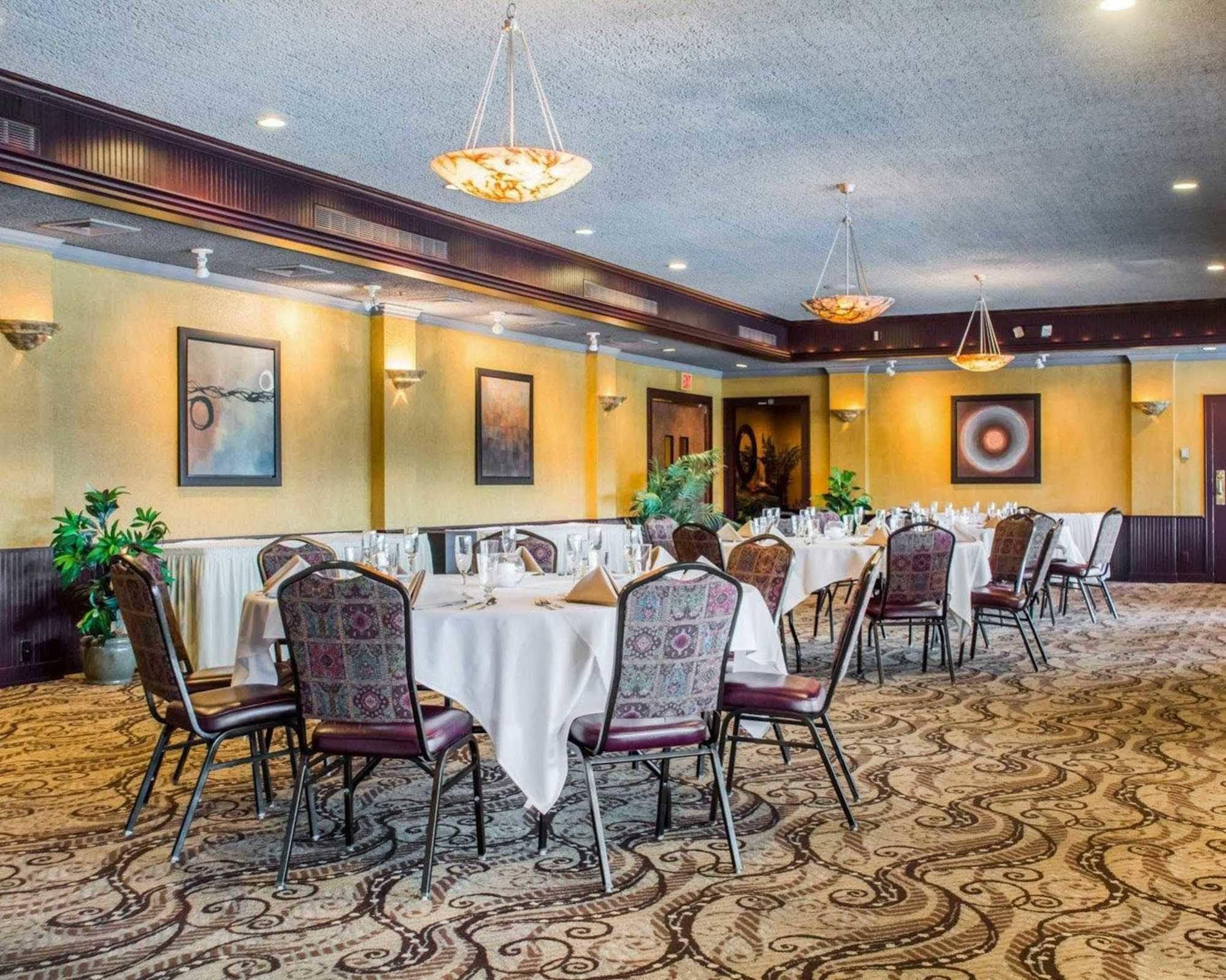 Clarion Hotel & Suites Riverfront Oswego Εξωτερικό φωτογραφία